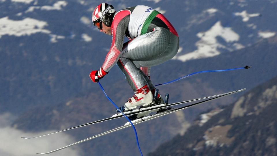 I LUFTA: Lasse Kjus hadde forh�pentlig bedre kontroll under dette svevet enn da han havarerte med et sm�fly i Jotunheimen i mars. Foto: EPA/FABRICE COFFRINI