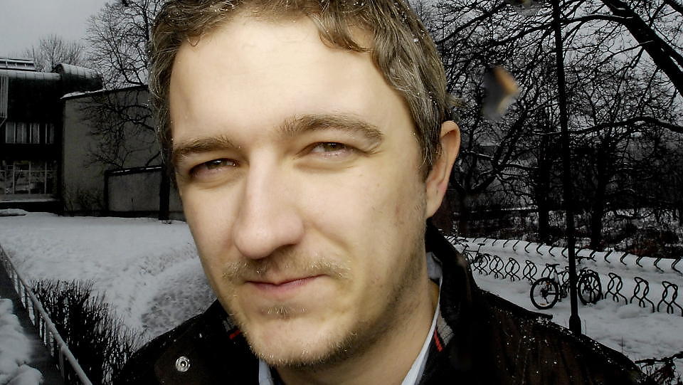 SILENT SLEEPER: I det nye japanske tv-programmet �Silent Library� gremmer Aleksander seg over dem som drikker neglete. Selv er han bare stille n�r han sover. Foto: LARS MYHREN HOLAND