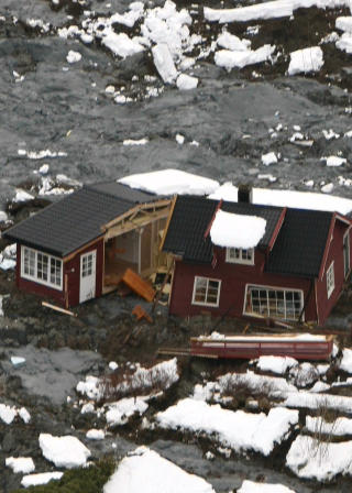 DELT I TO: DA grunnen sviktet ble enkelte hus delt i to. Syv personer ble reddet og l�ftet ut av rasomr�det med helikopter Foto: Gorm Kallestad  / SCANPIX