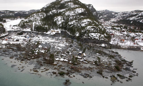 L� P� LEIRE: Flyfoto etter leirraset  som tok flere hus i Namsos fredag. Sprengingene ble utf�rt til h�yre for rasomr�det, som er ringet inn p� kartet �verst i saken. Foto: Gorm Kallestad  / SCANPIX