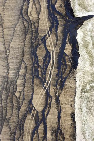 ERKL�RT KATASTROFEOMR�DE: Oljes�let har satt sine spor p� denne engang s� ur�rte stranden p� Moreton Island. Foto: Scanpix