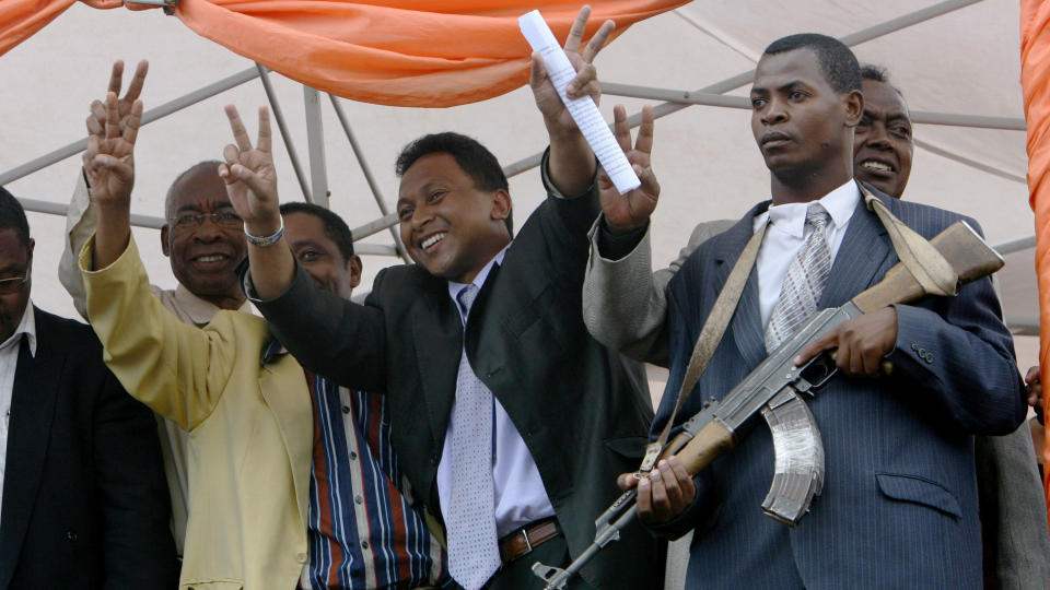 HEVDER � HA TATT MAKTEN: Opposisjonen p� Madagaskar, her under en demonstrasjon i Antananarivo fredag. Foto: Alexander Joe/AFP