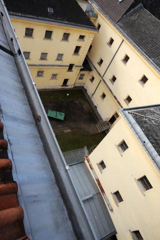 LUFTEG�RD: 74-�rige Josef Fritzl sitter bak l�s og sl� i delstatsfengselet i St. P�lten, som ligger ved siden av rettsbygningen der han til uka m� svare for seg i en av moderne tids mest oppsiktsvekkende kriminalsaker. Foto: �ISTEIN NORUM MONSEN