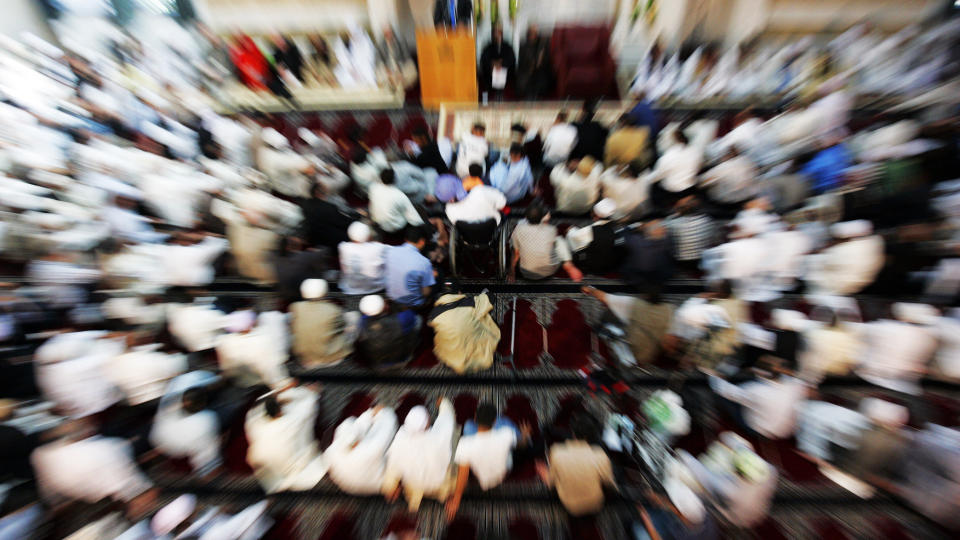 DR�MMEN:  Dette er hva muslimene i F�rde dr�mmer om. Et sted der de kan komme sammen for � be. Bildet er fra den offisielle �pningen av den nye moskeen Central Jamaat-e Ahl-e Sunnat i Oslo i 2006. 
Foto: Lise �serud / SCANPIX