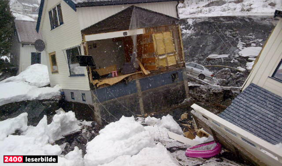 STURLAS EGNE BILDER: Slik s� det ut utenfor Sturla For�s' hjem etter at leirraset hadde g�tt.