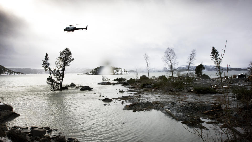 UNDERS�KER OMR�DET: Mellom 8 og 10 geologer ble i dag fl�yet inn til rasomr�det i Namsos og er i gang med grunnunders�kelser. Omr�det skal v�re stabilt, men vaktholdet er strengt. 
Foto: SCANPIX