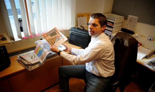 SIKKER: Redaksjonssjef Georg Schr�der i Nieder�sterreichische Nachrichten (N�N) har ingen tro p� at det blir vanskelig � f� Fritzl d�mt p� alle tiltalepunktene. - Husk at juryen f�r h�re at han voldtok datteren 3000 ganger, sier han til Dagbladet.no Foto: �ISTEIN NORUM MONSEN