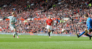 UTLIKNET Fernando Torres scoret alene med Edwin van der Sar. Foto: AFP