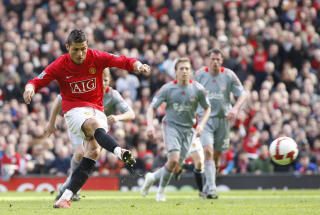 �PNINGSM�LET: Cristiano Ronaldo sendte United foran fra ellevemeteren. Foto: AP
