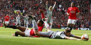 RETT INNENFOR: Steven Gerrard ble felt av Patrice Evra rett innenfor 16-meteren. Foto: RETUERS