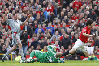 FELT: Her blir Ji-Sung Park lagt i bakken av Jos� Reina. Foto: AP