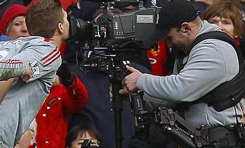 ORIGINALEN: Steven Gerrard kysset kameraet p� Old Trafford da Liverpool knuste United i mars. Og sannelig ser det ut til � v�re samme kameramann. Foto: Jon Super, AP/Scanpix