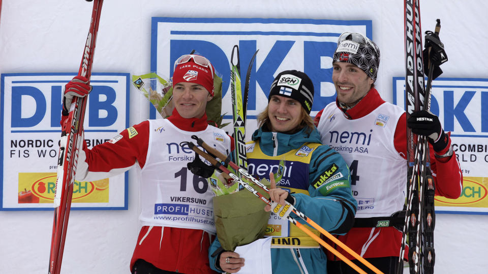PALLEN: Anssi Koivuranta vant foran Bill Demong og magnus Moan i Vikersund i dag. Dermed �kte finnen ledelsen i verdenscupen.Foto: AFP  - SCANPIX - TERJE BENDIKSBY