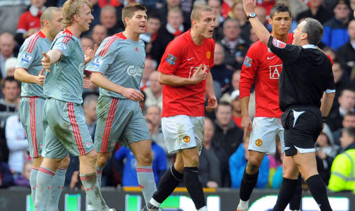 SVART DAG FOR VIDIC: Nemanja Vidic er vanligvis veldig solid, men i dag hang han ikke med. F�rst serverte han en gave pakke til Fernando Torres som scoret og s� ble han utvist for � ha revet ned Steven Gerrard. Foto: AFP
