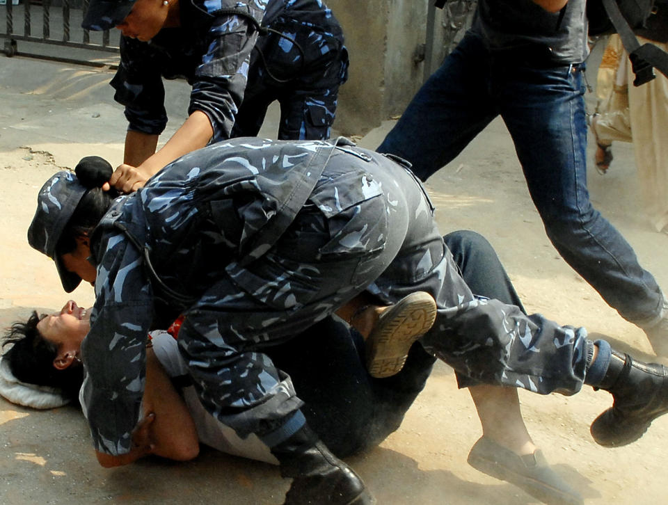 ARRESTERT Politiet i Nepal tar h�nd om demonstrerende Tibet-aktivister i hovedstaden Katmandu l�rdag. Demonstrasjonen ble arrangert p� �rsdagen for oppr�ret mot kinesisk overherred�mme i Tibet. Foto: REUTERS/Gopal Chitrakar/SCANPIX