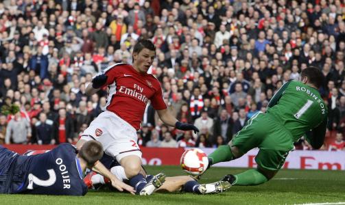 HVEM SCORE? Premier Leagues m�lpanel m� trolig avgj�re om denne scoringen er et Andrej Arjavin-verk eller selvm�l. Foto: REUTERS