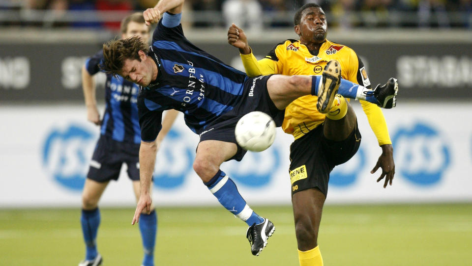 IKKE KLART FOR AVGANG: Morten M. Skj�nsberg (t. v.) i duell med Olivier Occean p� Telenor Arena p� Fornebu i kveld.Foto: Erlend Aas, Scanpix