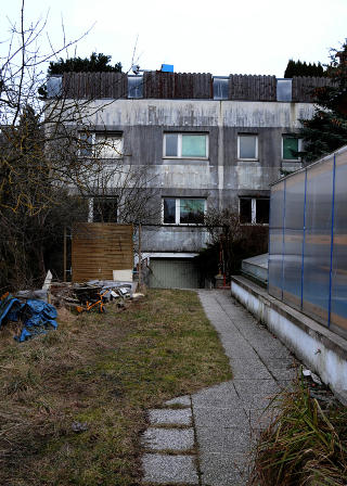 OPP� SKREKKENS KJELLER: Under Fritzl-husets avsperrede bakg�rd ligger kjelleren der Elisabeth og tre av hennes og farens barn ble holdt fanget i opptil flere ti�r. Foto: �ISTEIN NORUM MONSEN