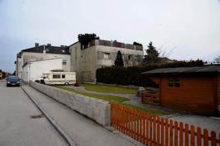 FORLATT I HUI OG HAST: Alt st�r som det sto da Fritzl-saken sprakk i april i fjor; til og med Josefs kj�re campingbil st�r ur�rt. Foto: �ISTEIN NORUM MONSEN