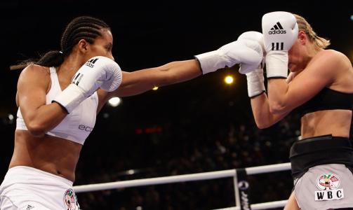 VANT: Cecilia Br�khus (t.v.) i aksjon i l�rdagens VM-kamp mot danske Vinni Skovgaard om weltervektstitlene i World Boxing Association (WBA) og World Boxing Council (WBC).
Foto: Sascha Klahn / SCANPIX