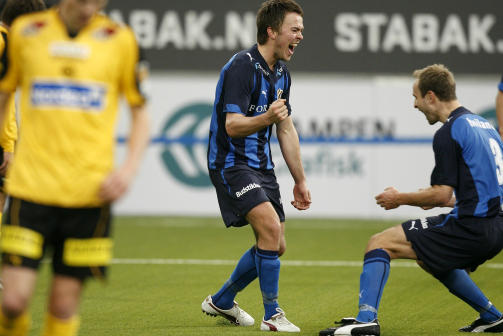 UTLIKNET: Stab�ks Palmi Rafn Palmason jubler med Jon Inge H�iland (t. h.) etter � ha utlignet til 1-1.Foto: Erlend Aas, Scanpix