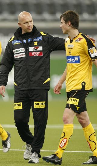 FIKK SKRYT: Henning Berg roser innl�nte H�vard Nordtveit etter tippeligadebuten for Arsenal-spilleren.Foto: Erlend Aas, Scanpix