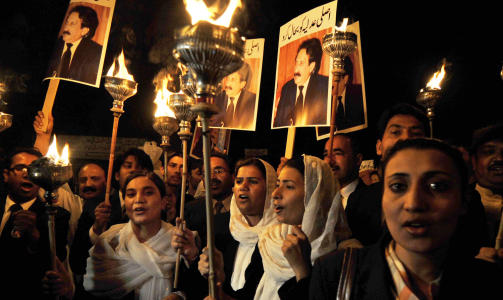 I MOT REGJERINGEN: I g�r demonstrerte advokater i Lahore til st�tte for den avsatte h�yesterettsjustitiariusen Iftikhar Muhammad Chaudhry. Foto: Scanpix
