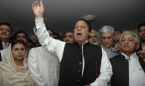 LEDER AN: Nawaz Sharif, her sammen med tilhengere i Lahore i dag, f�rer an i morgendagens store protestmarsj.  Foto: REUTERS/Syed Mujtaba/SCANPIX