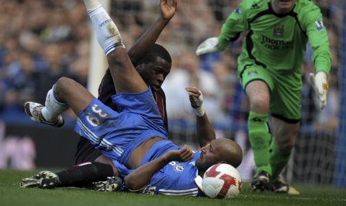 VILLE HA STRAFFE: Nicolas Anelka ble lagt i bakken av Nedum Onuoha og burde hatt straffe. Foto: REUTERS