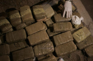 DOP: Marijuana og kokain, beslaglagt av meksikansk politi. USA tar n� grep for � st� opp mot kokaineksporten til landet. Foto: Miguel Tovar/AP/Scanpix