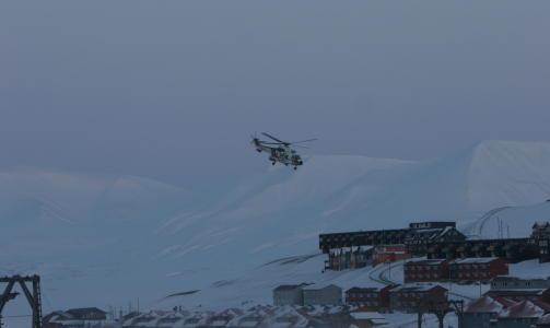 REDDES: En alvorlig skadd mann fraktes til sykehus med helikopter. Foto: Sigri Sandberg Mel�y
