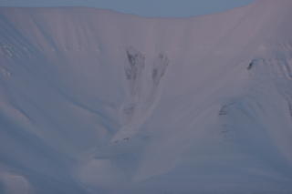 �STEDET: Sn�massene fosser ned Hiortfjellet, hvor en person i dag ble tatt av et stort sn�ras. Foto: Sigri Sandberg Mel�y
