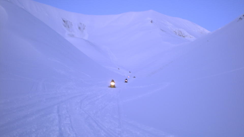 REDNINGSAKSJON: Redningsmannskaper p� vei fra rasstedet p� Svalbard. Foto: John Erik Forbord