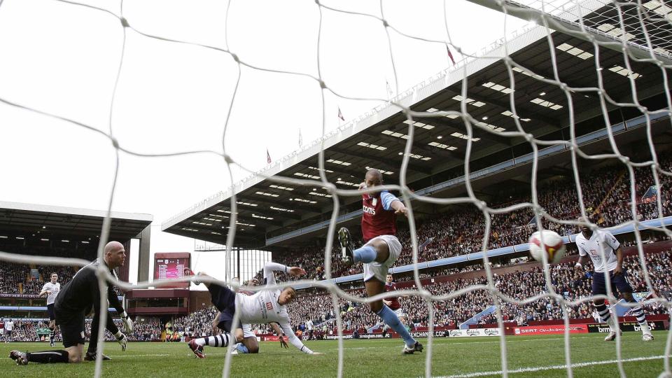 KJAPP SCORING: Jermaine Jenas sendte Spurs i ledelsen med et hodest�t etter fire minutter og ni sekunder. Foto: REUTERS