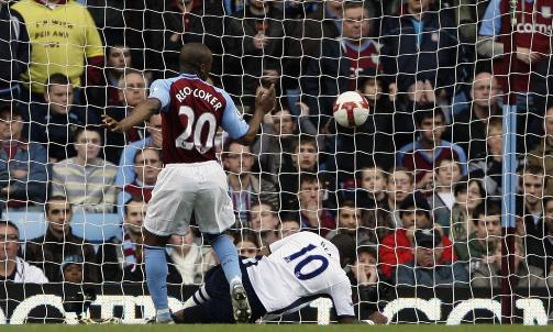 BENTS TIENDE: Darren Bent skled inn sitt tiende seriem�l foran nesa p� Nigel Reo-Coker. Foto: REUTERS