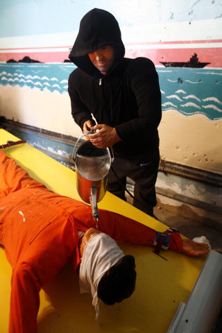 VANNTORTUR: En installasjon av kunstneren Steve Powers viser fremgangsm�ten for s�kalt �waterboarding�. Foto: Shannon Stapleton/REUTERS/Scanpix