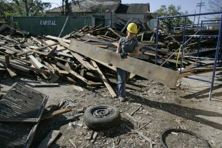 STORE SKADER: En kvinne deltar i opprydningsarbeide etter orkanen Katrina i New Orleans. Foto: Bill Haber/AP/Scanpix