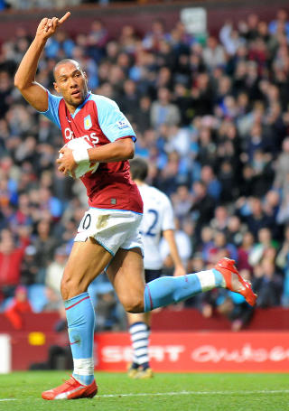 KOM INN - SCORET: John Carew scoret Villas tr�stem�l. Foto: AFP