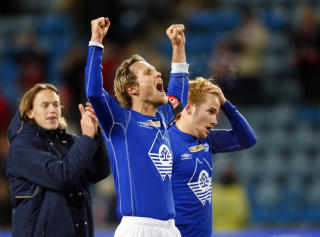 KUNNE JUBLE: Moldes Mattias Mostr�m (f.v.), Daniel Berg Hestad og Aksel Berget Skj�lsvik jubler etter seieren over Lyn i eliteseriens f�rste runde p� Ullevaal stadion i Oslo s�ndag.
Foto: Erlend Aas / SCANPIX