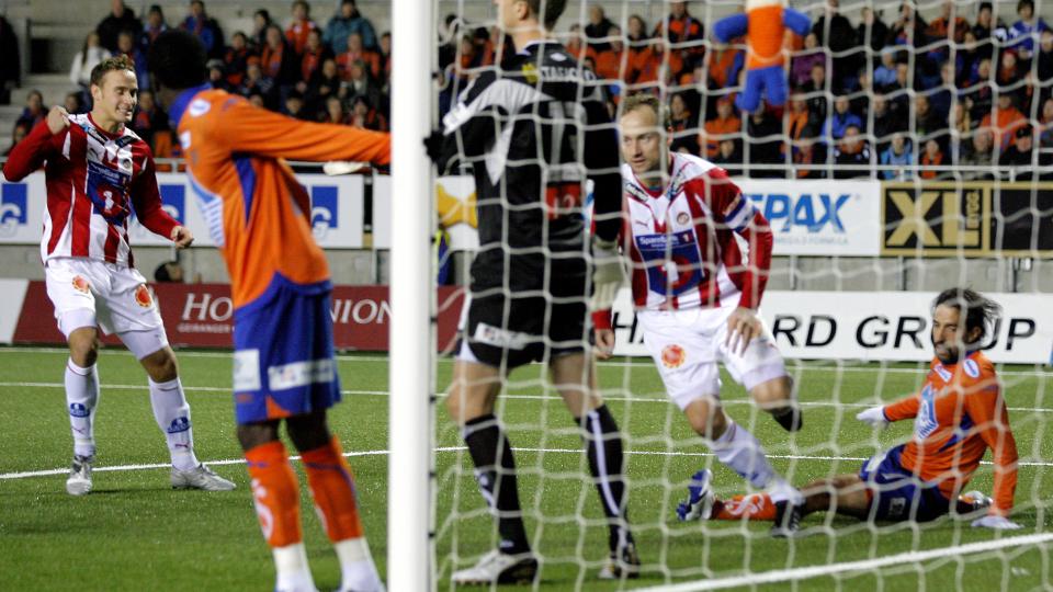 D�DBALL: Troms�s Sigurd Rushfeldt setter inn 1-1 i duell med AaFKs Peter Kopteff (t.h.). 
Foto: Svein Ove Ekornesv�g, Scanpix