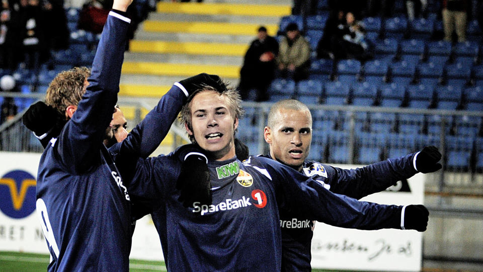 STJERNESKUDD: Lagkameratene hyllet Marcus Pedersen (midten) etter spissens sterke Godset-debut mot Start.Foto: Thomas Rasmus Skaug/Dagbladet