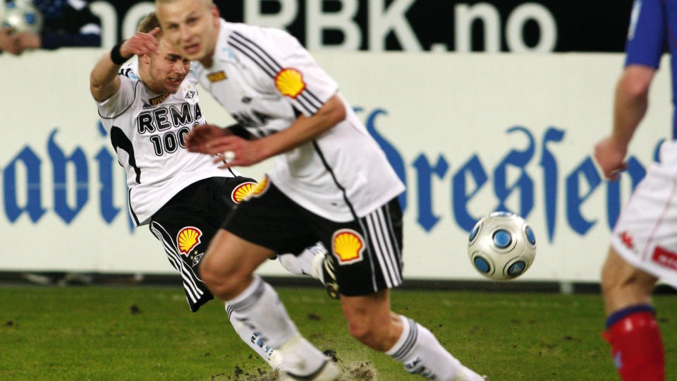 2-0: Trond Olsen (bak) fyrer l�s og gir Rosenborg 2-0. Foto: Gorm Kallestad/Scanpix