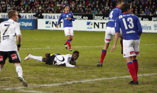 3-0: Alexander Tettey stupheader inn RBKs tredje. Foto: Gorm Kallestad/Scanpix