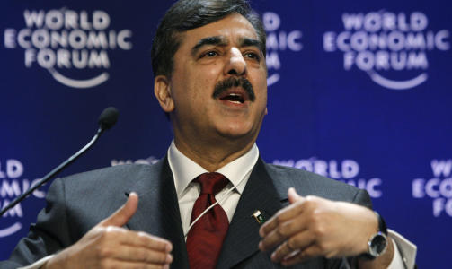 TAR DOMMERNE TILBAKE: Pakistans statsminister Yousaf Raza Gilani gjeninnsetter h�yesterettsdommere som ble avsatt av tidligere president Pervez Musharraf. Foto: REUTERS/SCANPIX