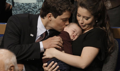 FAMILIEIDYLL: Levi Johnston kysser Trig, den yngste s�nnen til Sarah Palin, som blir holdt av sin dav�rende kj�reste Bristol Palin. De fikk selv en s�nn men er ikke lenger sammen. Foto: AP Photo/Paul Sancya