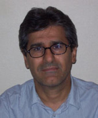 F�LGER IRAN TETT:  Norsk-iraneren Yadullah Shahibzadeh forsker p� Iran, og tror n�v�rende president Mahmoud Ahmadinejad kan tape sommerens valg.  Foto: UiO