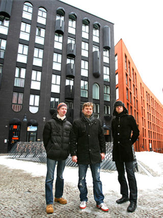 KREATIVE: Arkitektene Ott Kadarik, Mihkel T��r og Villem Tomiste st�r bak det kreative kj�pesenterkvartalet Rotermanni i Tallinn sentrum.