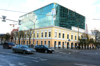 DAG: Metro Plaza i dagslys. Bygget har integrert den gamle bevaringsverdige fasaden i glassbygget, et kompromiss mellom utbygger og vernekreftene.