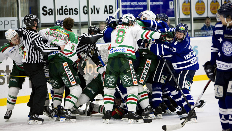 T�FF BATALJE: I tillegg til et solid masseslagsm�l endte ishockeykampen mellom R�gle og Leksand i stygge skader for sistnevntes Antti-Jussi Niemi etter en knallhard takling bakfra. 
Foto Andreas Hillergren / SCANPIX