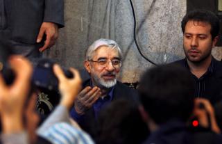 KUNSTNEREN:  Den tidligere iranske statsministeren Mir Hussein Mousavi stiller n� som presidentkandidat i Iran, der han er mer kjent for arkitekt og kunstner enn politiker. Mousavi er mer sosialistisk orientert enn sin reformmotstander Khatami. Foto: Abedin Taherkenareh/Epa/Scanpix